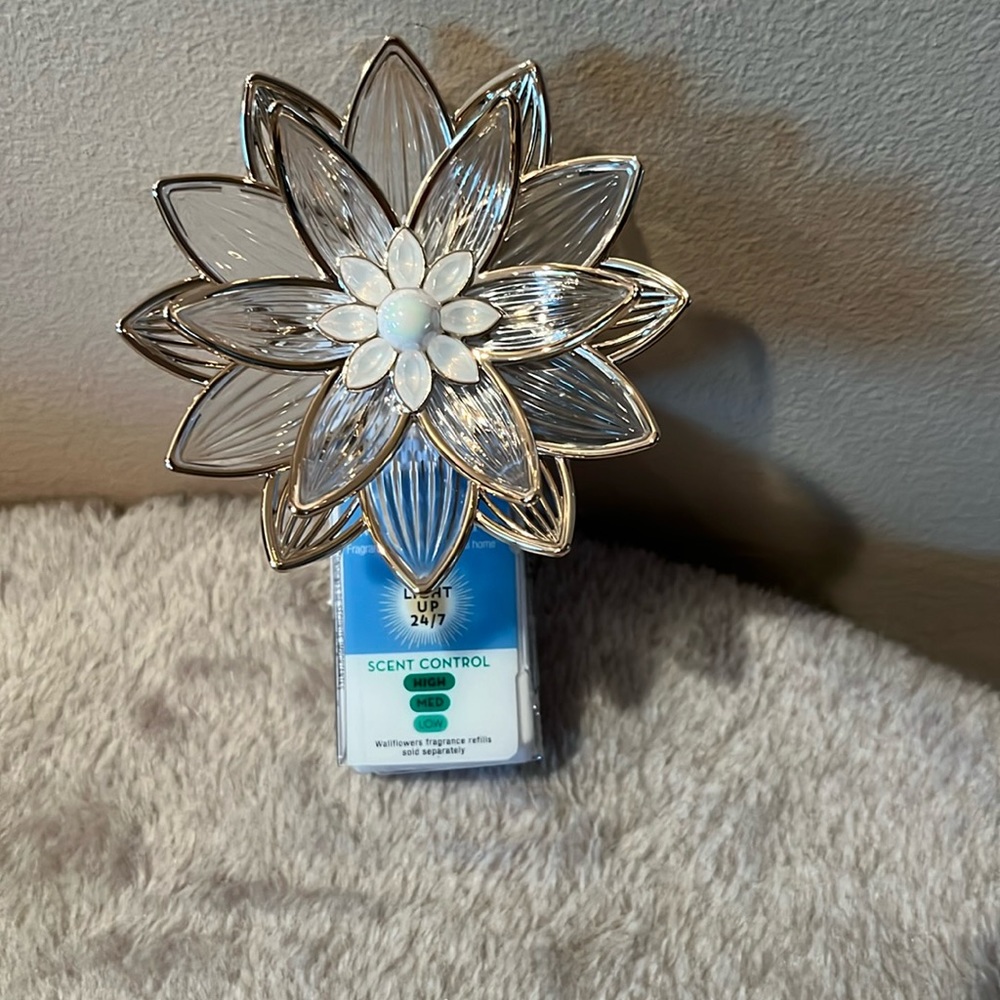 Bath and body works floral plug in